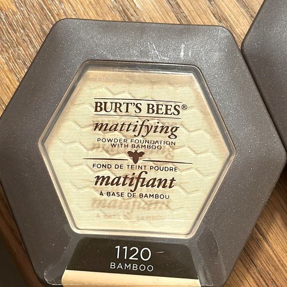 Burt’s Bees Mattifying Powder Foundation - Picture 4 of 6